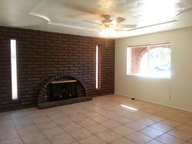 6410 W Lamar RD Living room