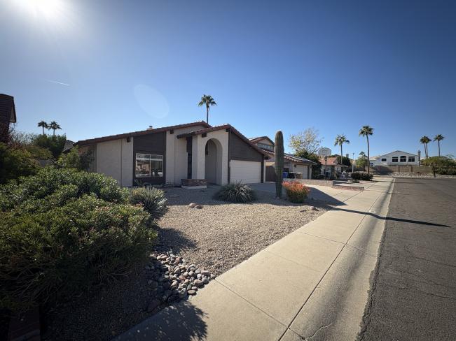 1809 E Crocus DR IMG_1157_01022025 1809 E Crocus DR IMG_1157_01022025