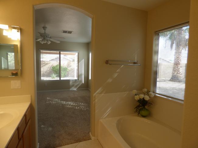 503 W Grovers Ave P1060465_11092018