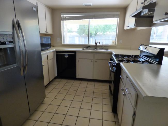 2423 E Beryl AVE P1040619_09082017
