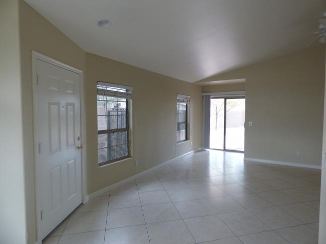 503 W Grovers Ave P1060426_11092018
