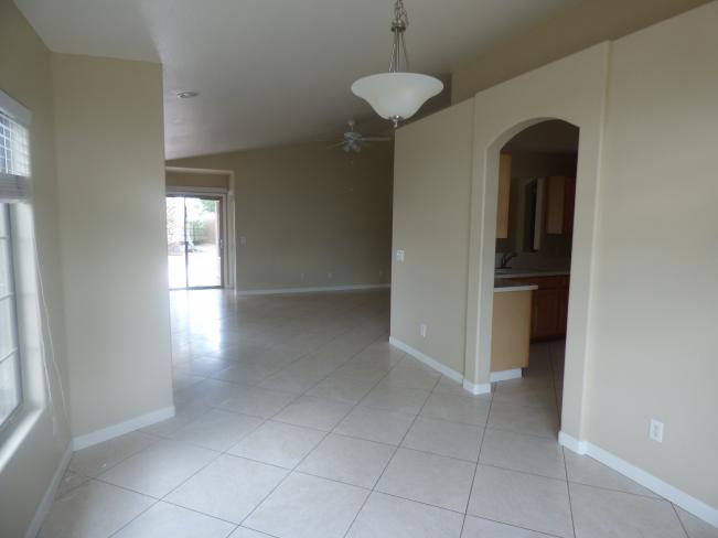 503 W Grovers Ave P1060424_11092018